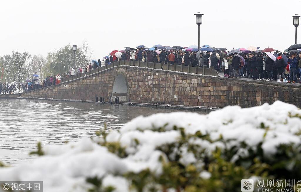 人山人海!游客扎堆西湖断桥赏雪