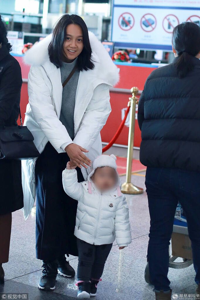 朱丹素颜单手抱娃妈妈力十足,一件衣服反复穿太节俭_手机凤凰网