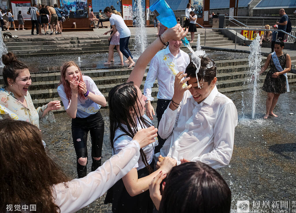 毕业的"湿身"狂欢