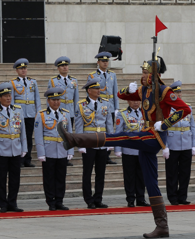 蒙古军队阅兵 士兵穿铠甲出场
