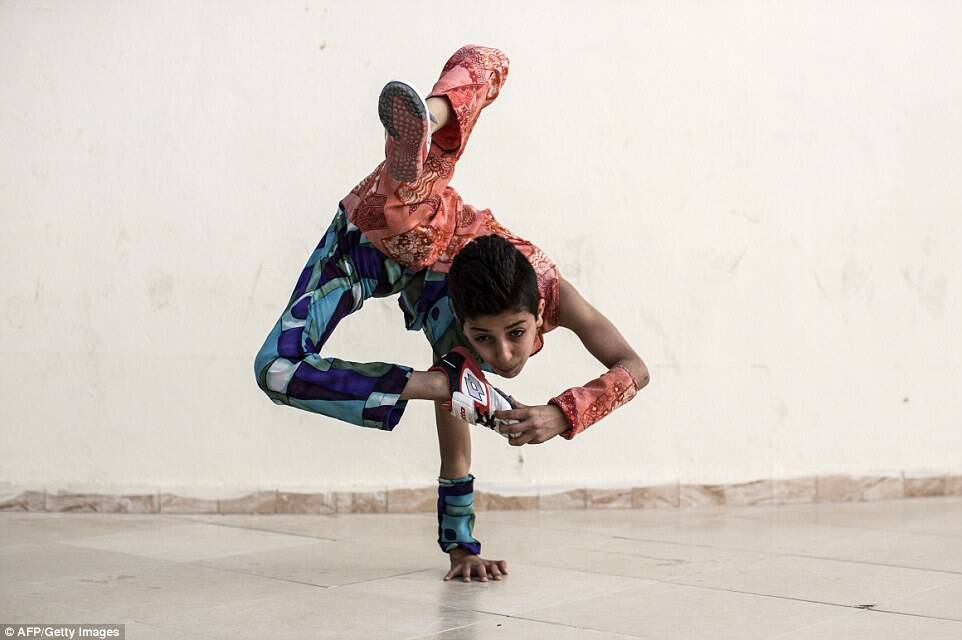 12岁少年柔韧性惊人 身体扭曲似蜘蛛人