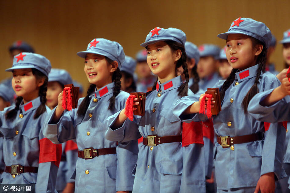 山东:小学生集体穿军装唱红歌庆儿童节