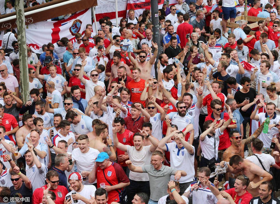 城会玩!英格兰球迷场外脱到一丝不挂
