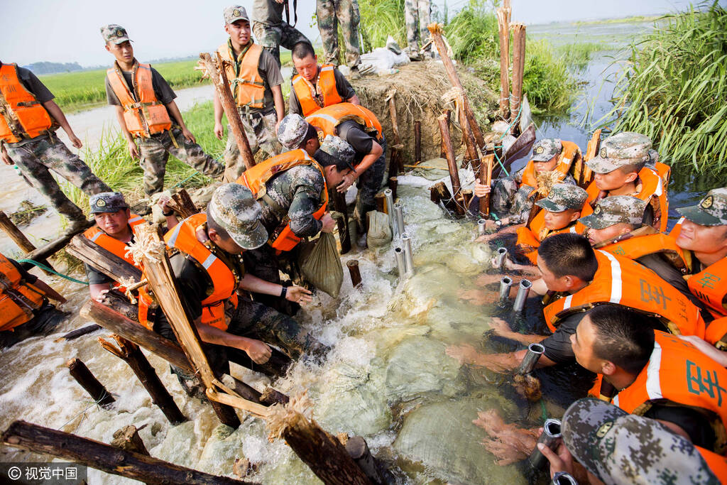 内河决口 官兵用身体筑坝挡水