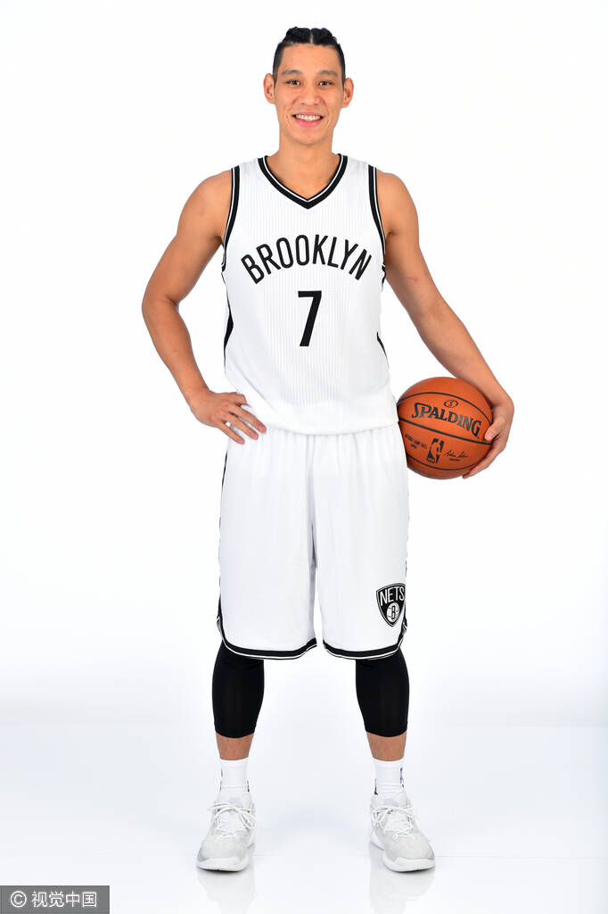 书豪亮相篮网 拍摄新赛季写真发型抢眼