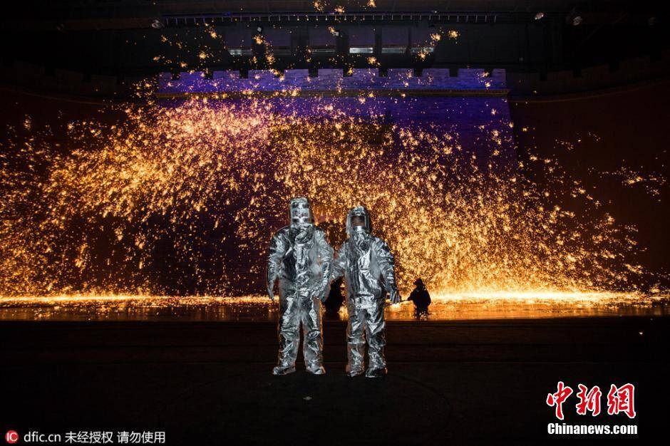 非遗助阵奇特婚礼:千度铁水旁“考验爱情”(图)_手机凤凰网