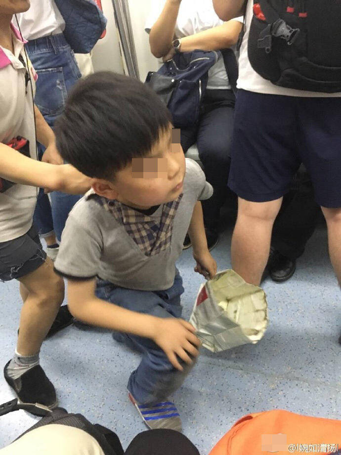 1/6 北京地铁10号线安贞门站,一位小男孩被一名残疾男子抓住后背衣服
