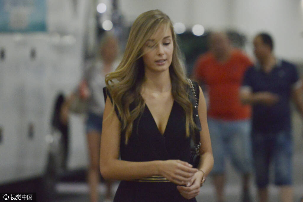 佩嫂深v助阵杨旭携娇妻乘跑车亮相