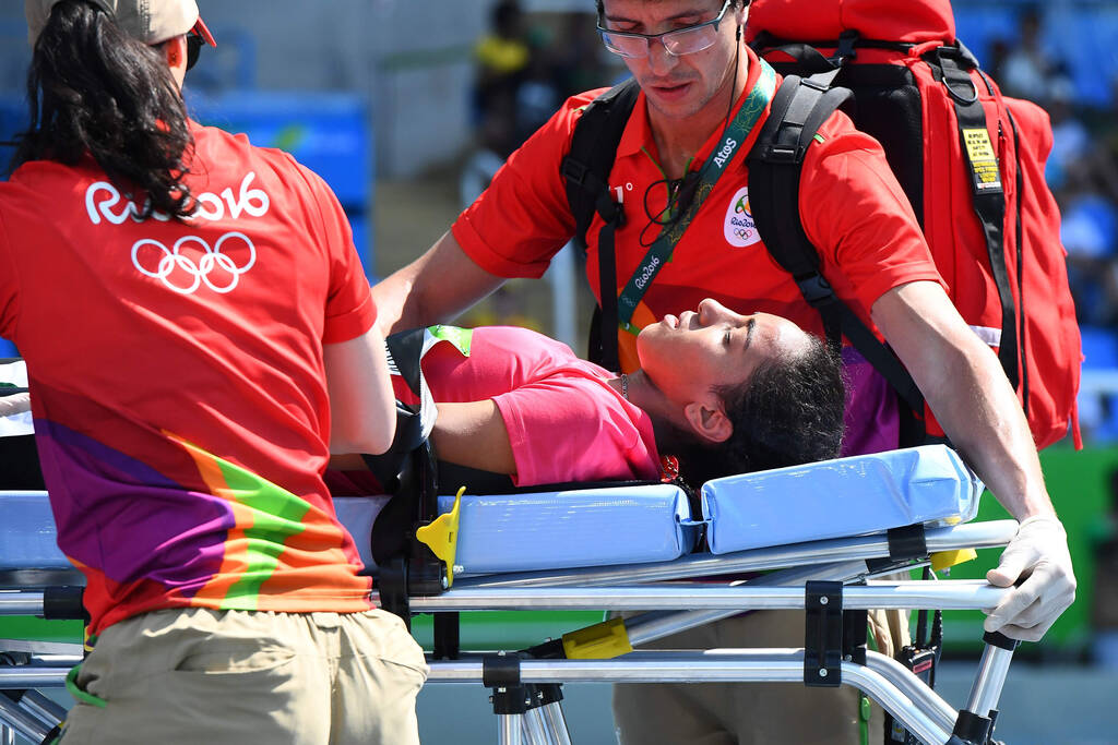 女子800米预赛 埃及选手昏倒被抬出场