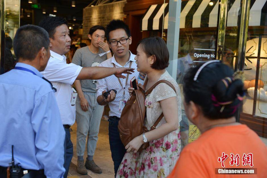 南京一商店开业场面混乱 市民情绪失控(组图)_手机凤凰网