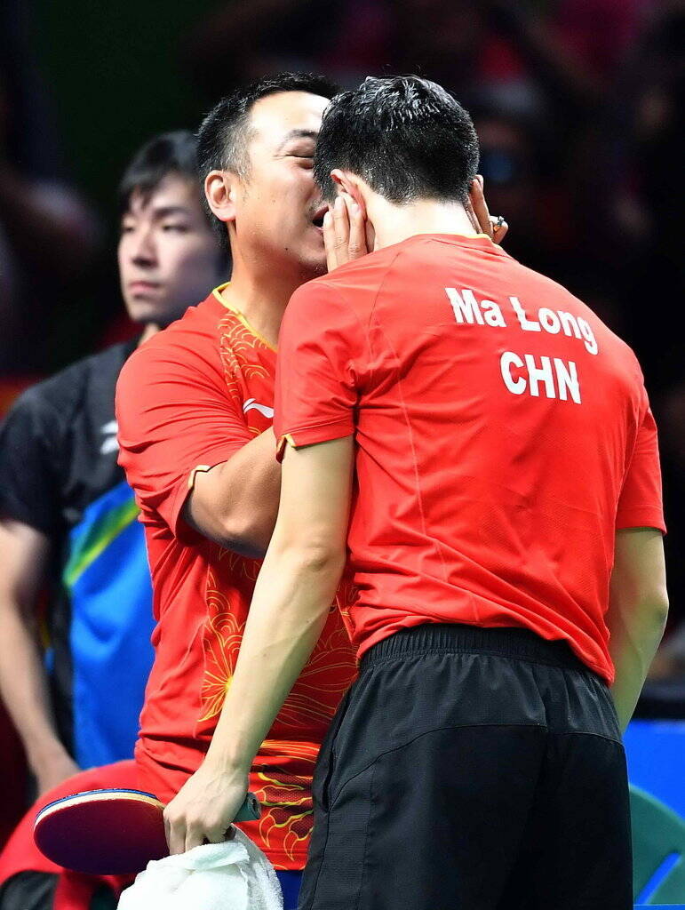 刘国梁给马龙这一吻怎么这么甜呢?