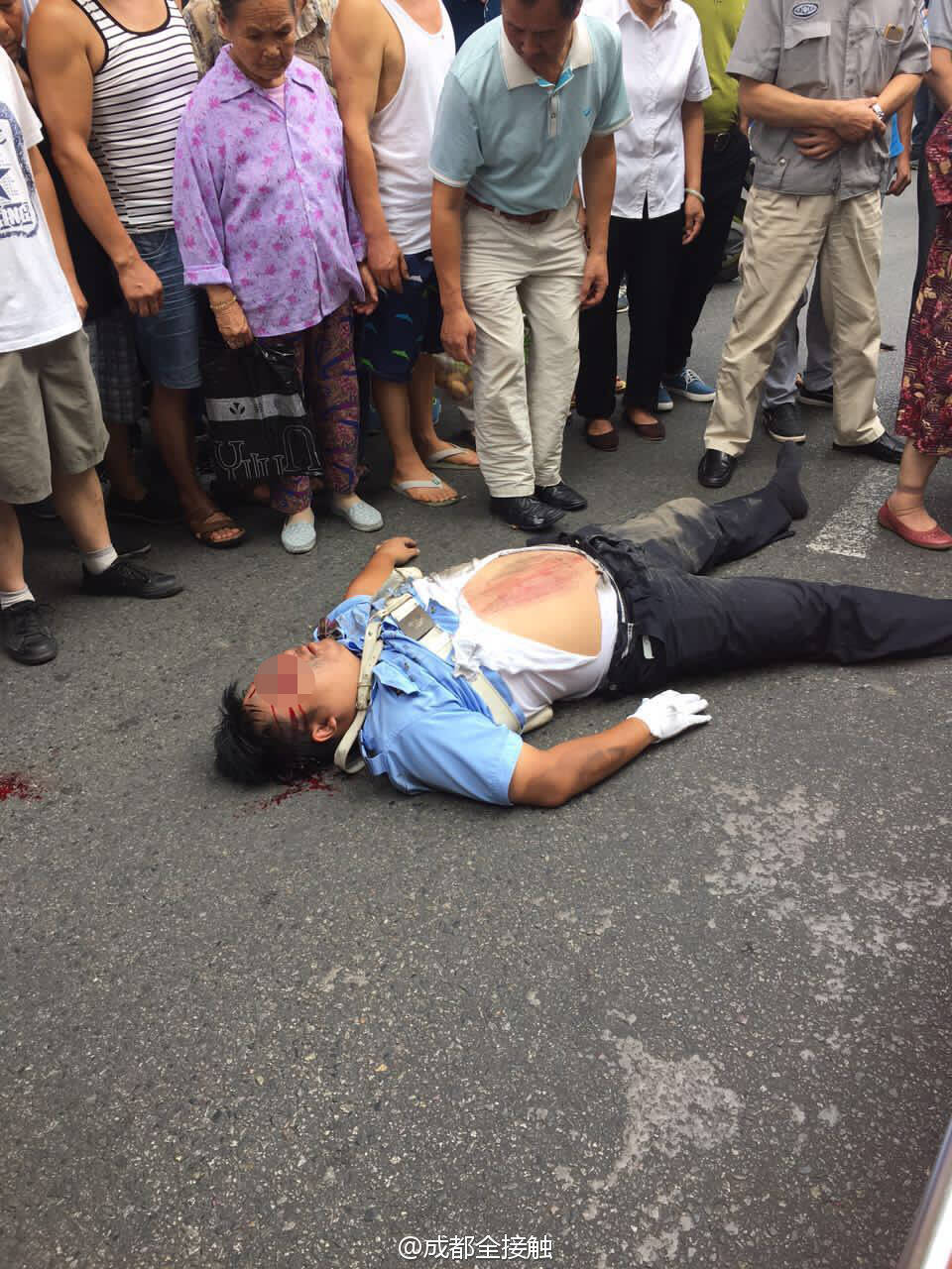 成都一司机撞倒并碾压协警
