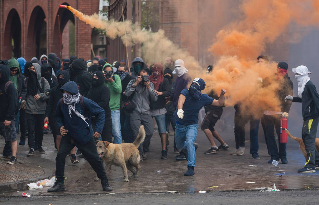 智利圣地亚哥,民众举行抗议活动,纪念1973年军事政变