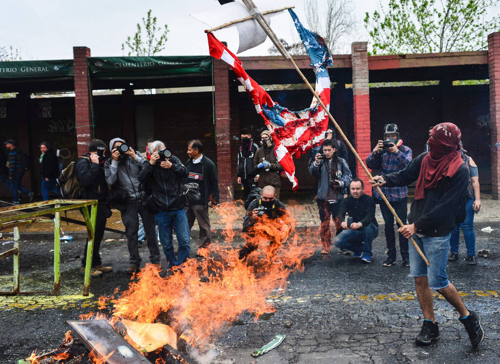 智利圣地亚哥,民众举行抗议活动,纪念1973年军事政变