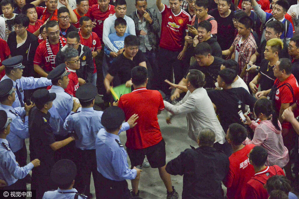 国安球迷客场遭围堵场面混乱