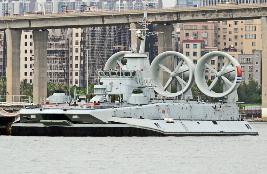 与野牛一起亮相的,还有国产的通用气垫登陆艇(lcac).