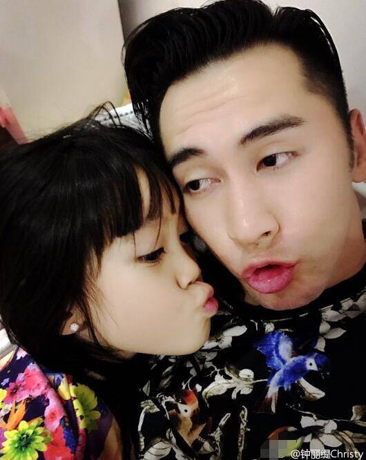 张伦硕和钟丽缇女儿搞怪九连拍 二人关系超亲密_手机凤凰网