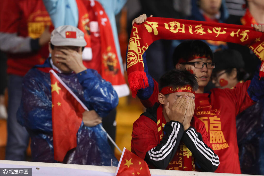 国足难求一胜!球迷难掩失落掩面而泣