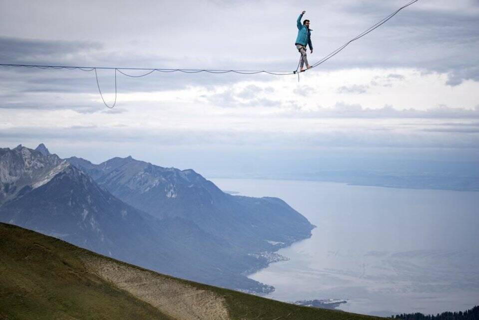 男子2000多米高空玩命走绳索