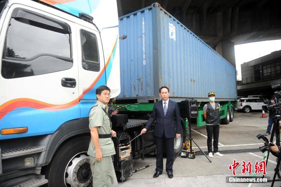 香港海关货车内查获近万部走私手机