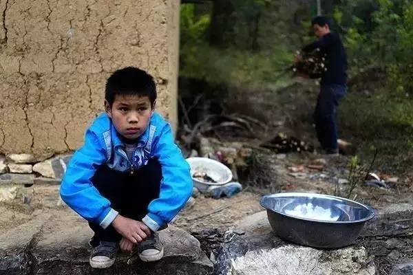 父母患病去世 孤儿兄弟家里只剩15个土豆