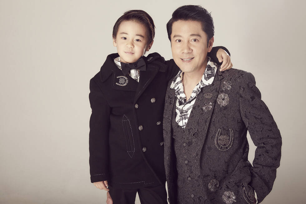蔡国庆与儿子拍复古绅士风写真