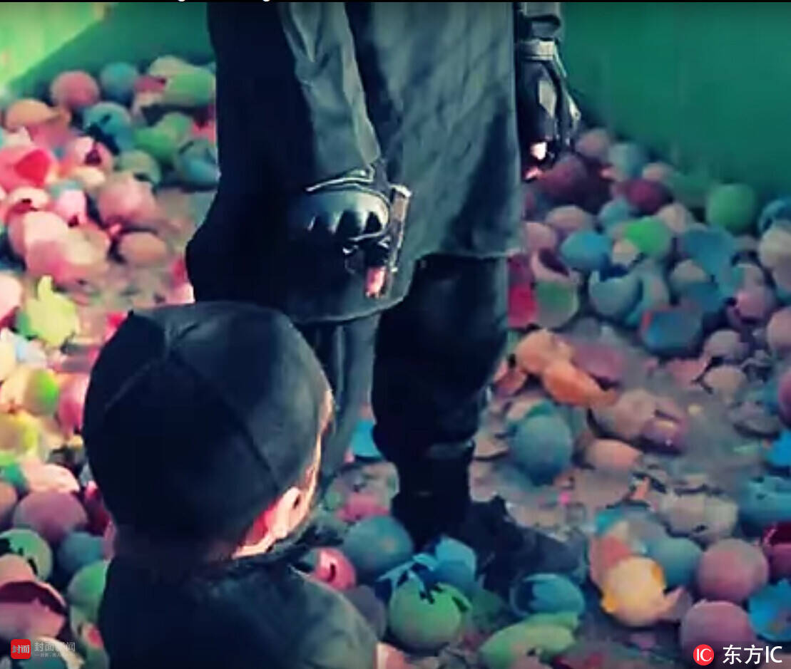 is发布残忍视频 幼童持枪处决囚犯