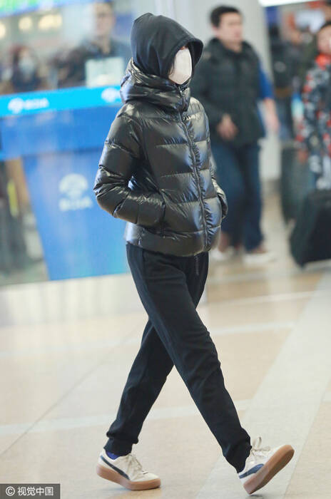 周迅裹羽绒服显低调 身材好娇小