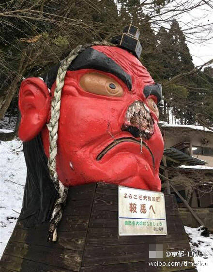 日本京都,受大雪影响,京都市左京区鞍马寺附近的巨型天狗像的鼻子被压