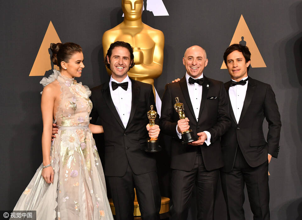 直击:第89届奥斯卡金像奖后台 石头姐小李子合影