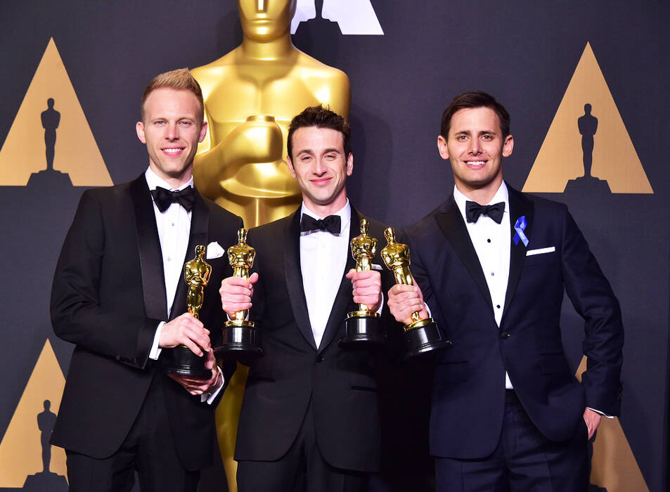 直击:第89届奥斯卡金像奖后台 石头姐小李子合影