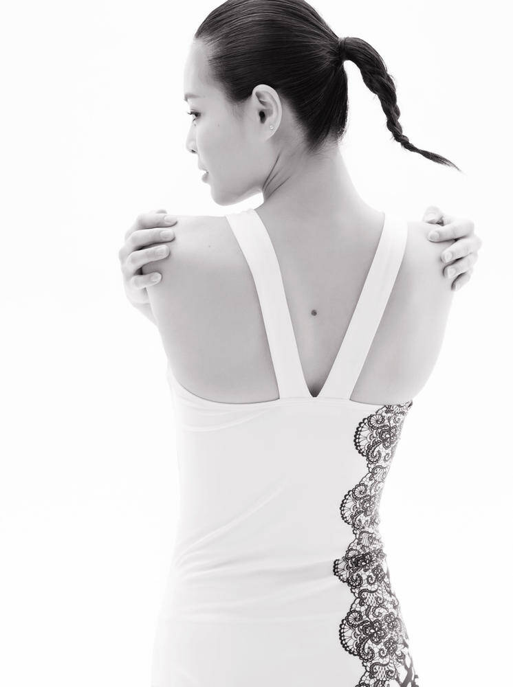 霸气十足!吴敏霞黑白写真秀性感身材