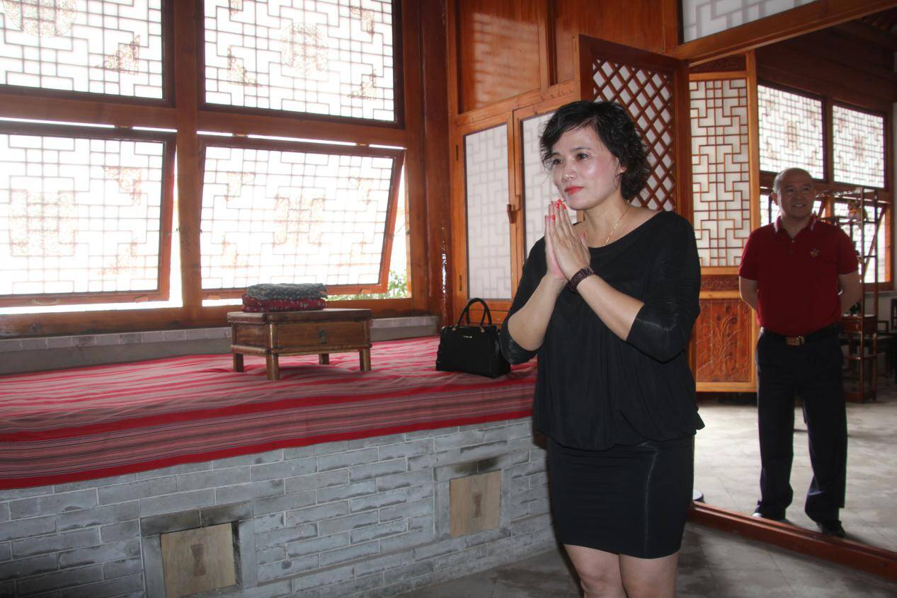 珠海延安精神研究会考察团陪同老八路赵兰香