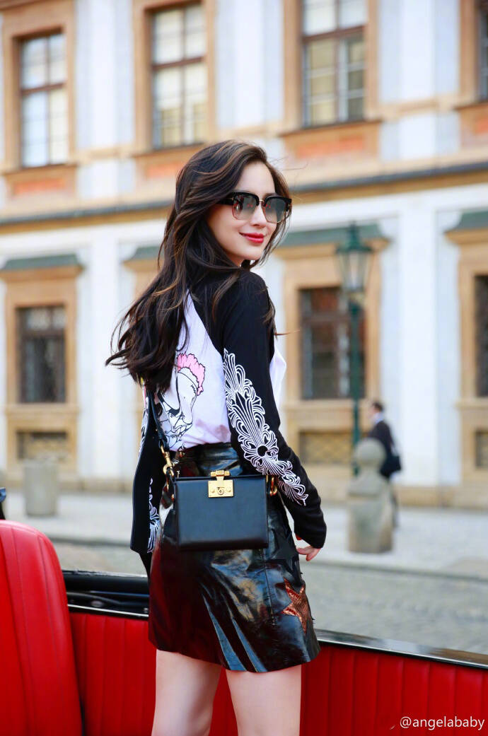 辣妈baby最新街拍超美 神情慵懒红唇诱人