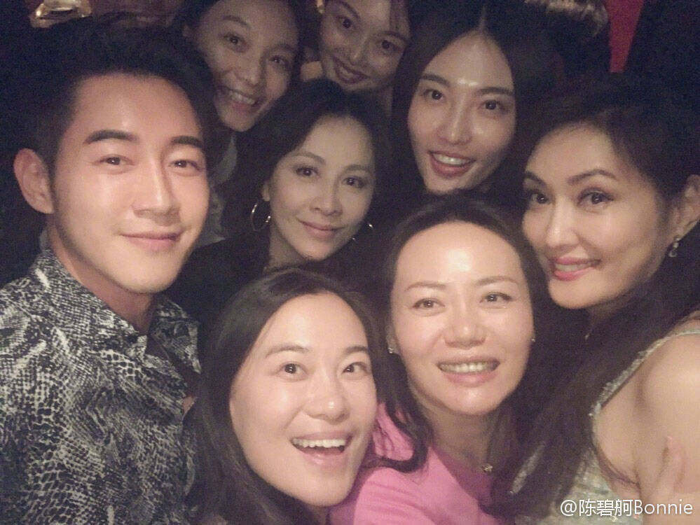 豆瓣女神晚晚现身私人晚宴 与刘嘉玲同框气质不输_手机凤凰网