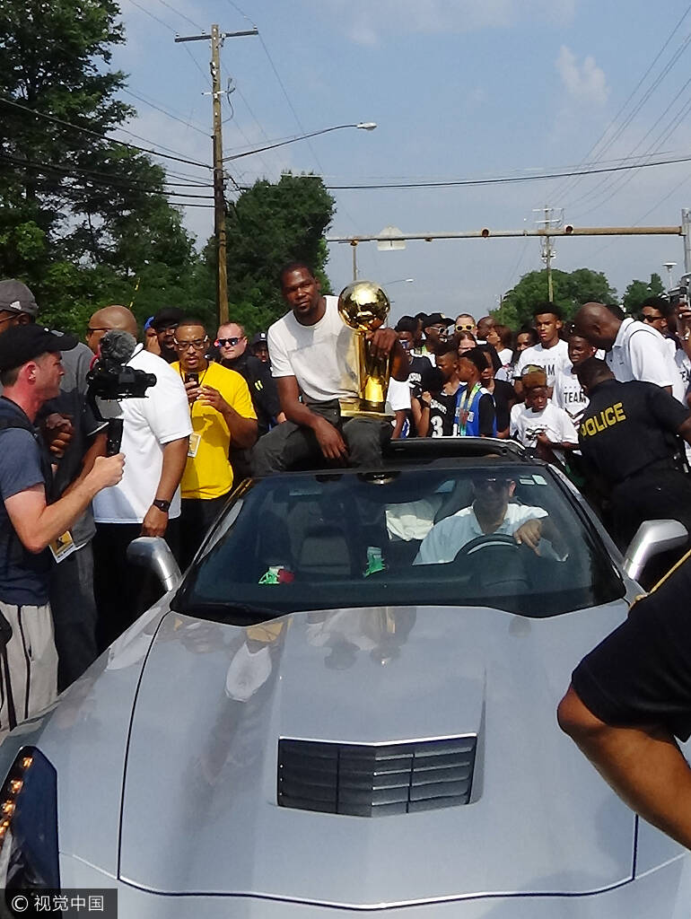 衣锦还乡!杜兰特坐豪车捧nba冠军奖杯引围观