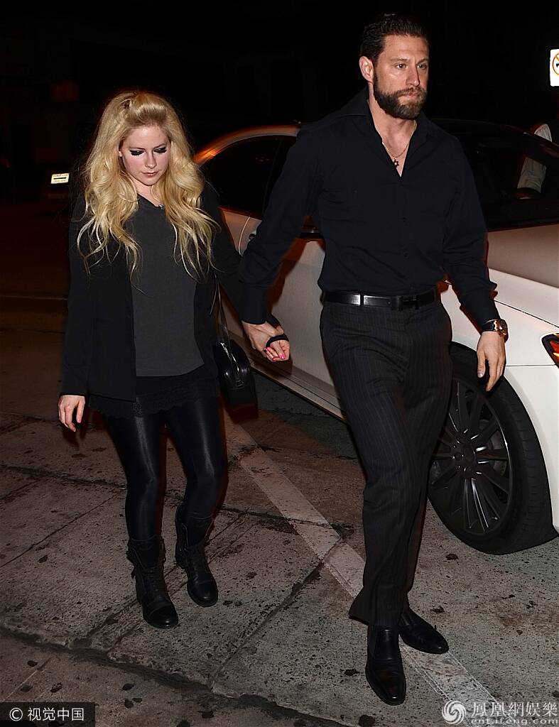 当地时间2017年8月19日,美国西好莱坞,艾薇儿(avril lavigne)与新男友