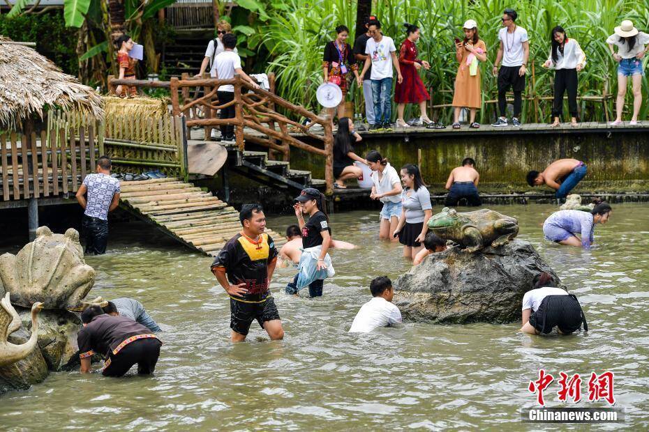 海南少数民族青年"浑水摸鱼"