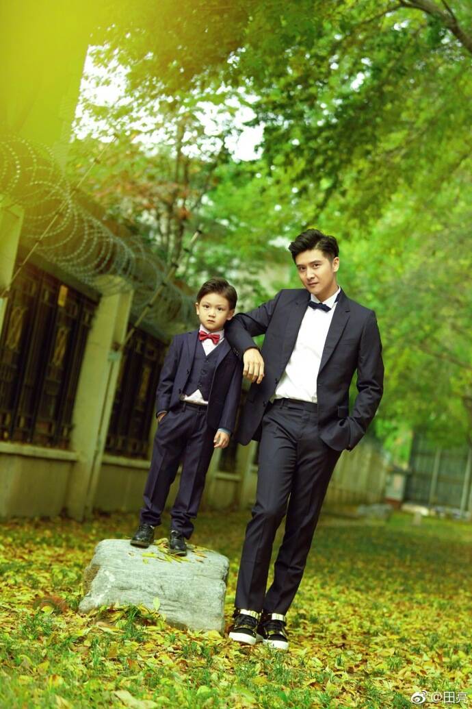 田亮晒与儿子帅气写真 表情动作神同步