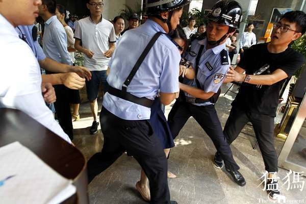 郑州警察奔赴开封抓捕老赖,现场堪比"警匪片"