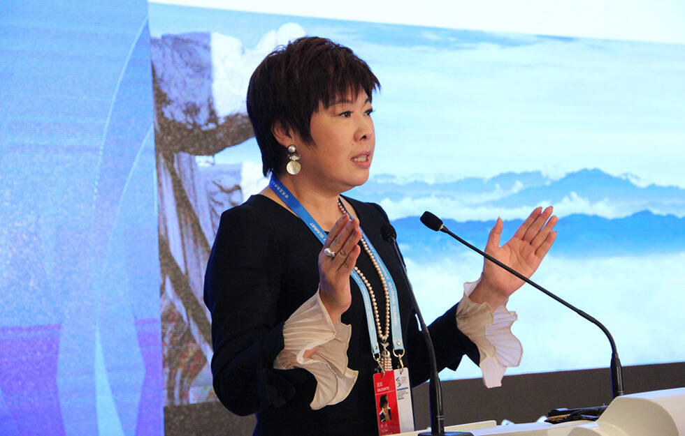 于丹穿墨绿纱裙打扮贵气 一路上获保镖护驾