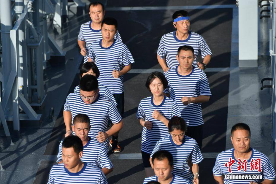 中国海军补给舰女兵的海上生活