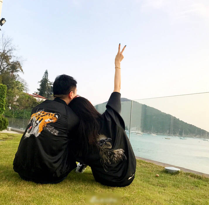 照片中的她获老公刘强东搂腰看圆月,而奶茶妹妹的背影看上去小鸟依人