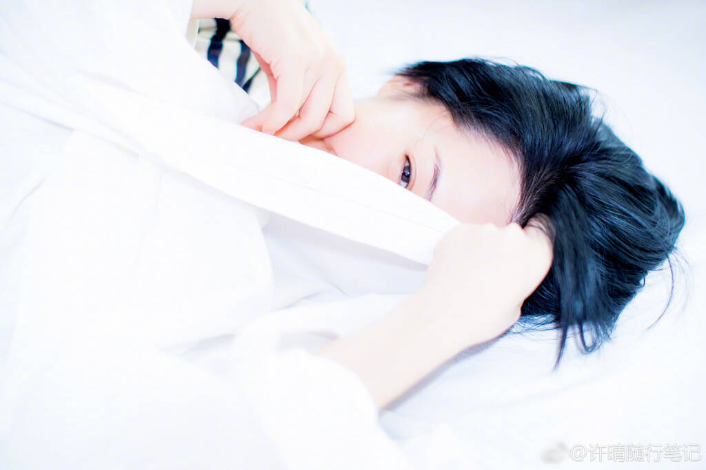 许晴用被子挡脸俏皮赖床 眉目含笑可爱十足