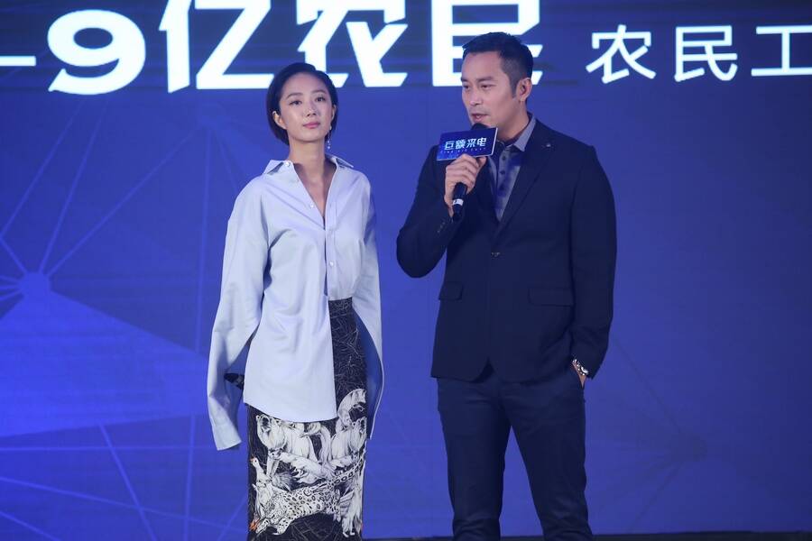 《巨额来电》定档12.8 张孝全桂纶镁合体演反派