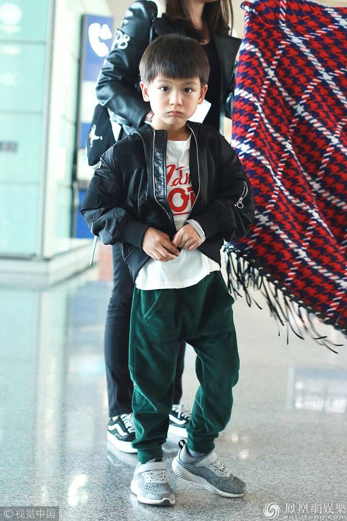 1/8 10月24日,叶一茜与儿子田宸羽一同现身机场,小亮仔田宸羽身穿飞行