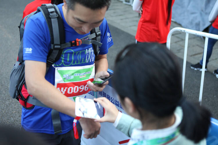 壹基金明星义工赵子琪助力"为爱同行"杭州公益健行活动