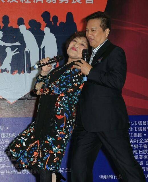 1/8 据台湾媒体报道,人称"阿姑"的80岁制作人周游日前和小10岁的丈夫