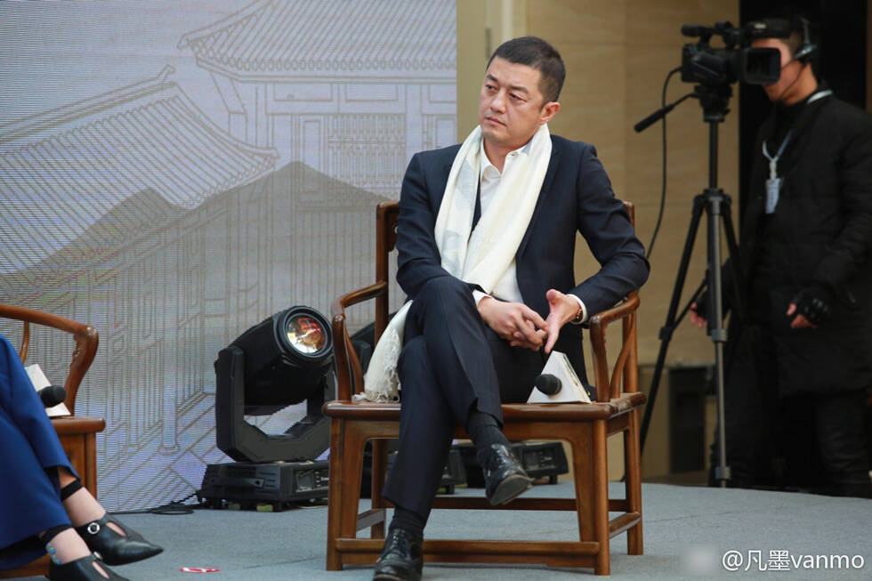 李亚鹏西装革履变霸道总裁 台下与于丹热聊