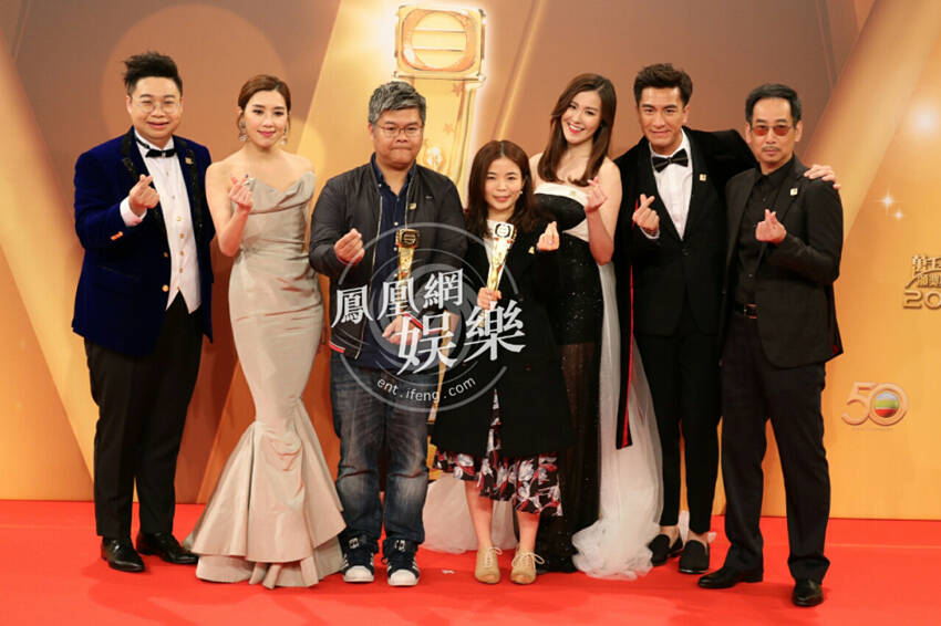 tvb50周年颁奖礼现场:唐诗咏获奖哭泣拥抱田蕊妮